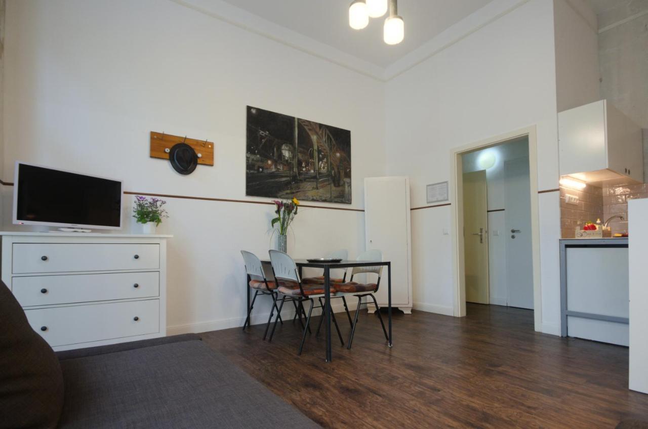 Altbauwohnung Mit 3 Baedern Appartement *